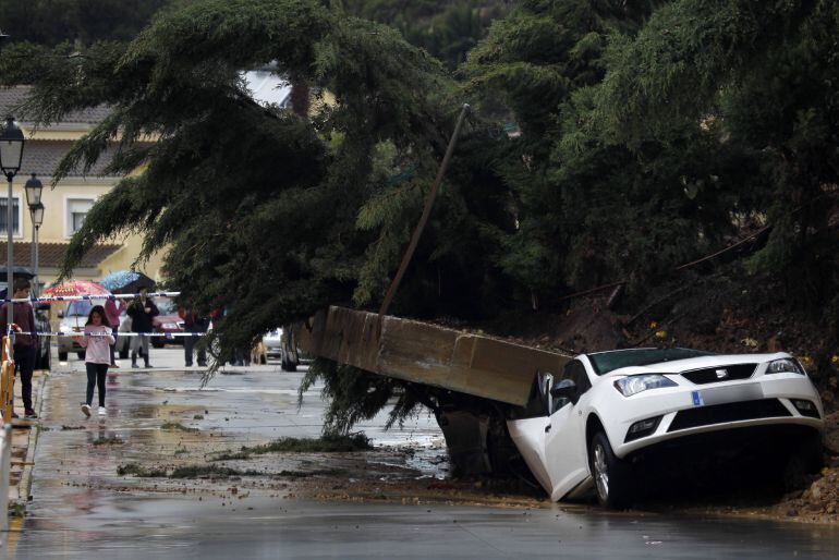 Varios coches afectados tras la caída de un muro en la urbanización "El Mirador del Río" situada en Los Barrios (Cádiz) como consecuencia de las lluvias registradas.