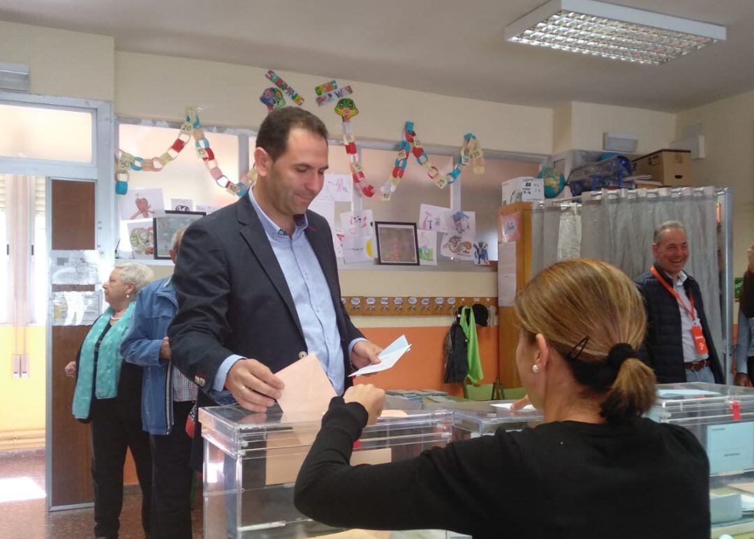 Mario Simón ejerciendo su derecho al voto