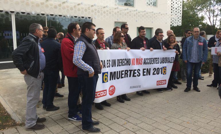 CCOO y UGT se han concentrado a las puertas de la patronal para protestar por la muerte de la última trabajadora