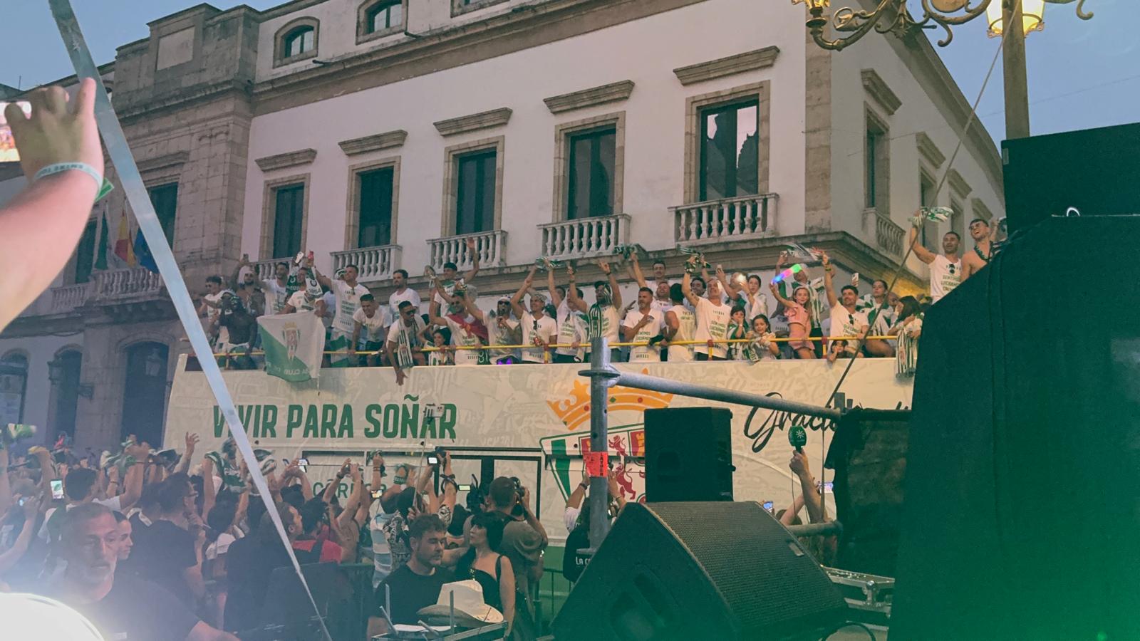 El autobús con los jugadores del Córdoba llega a la plaza de las Tendillas para celebrar el ascenso del Córdoba.