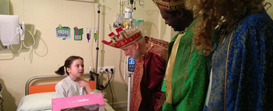 SSMM Los Reyes Magos de Oriente entregan su regalo a una niña en el Hospital Materno Infantil de A Coruña