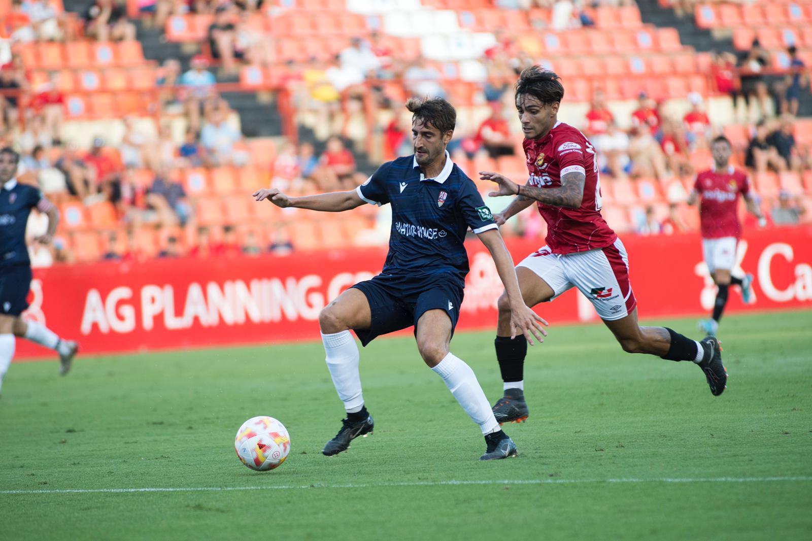 Cristian Fernández protege un balón en la jornada inaugural ante el Nàstic de Tarragona / UD Logroñés