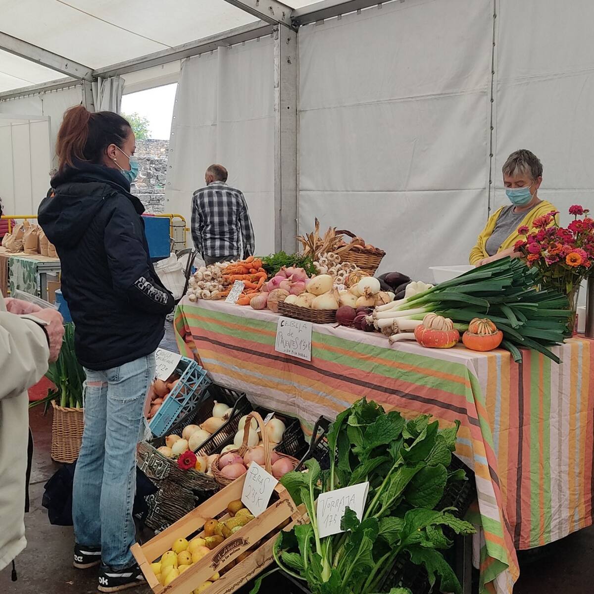 La feria Follarasca de Aínsa consigue éxito de público y ventas