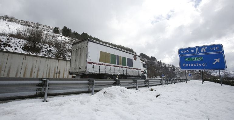 Un camión circula por la autovía A-15 que une Gipuzkoa con Navarra