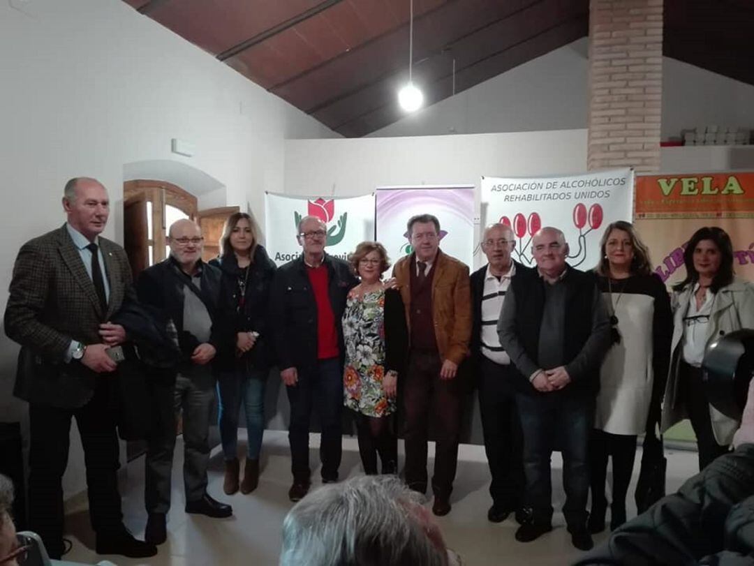 Autoridades municipales con miembros de la asociación en la nueva sede