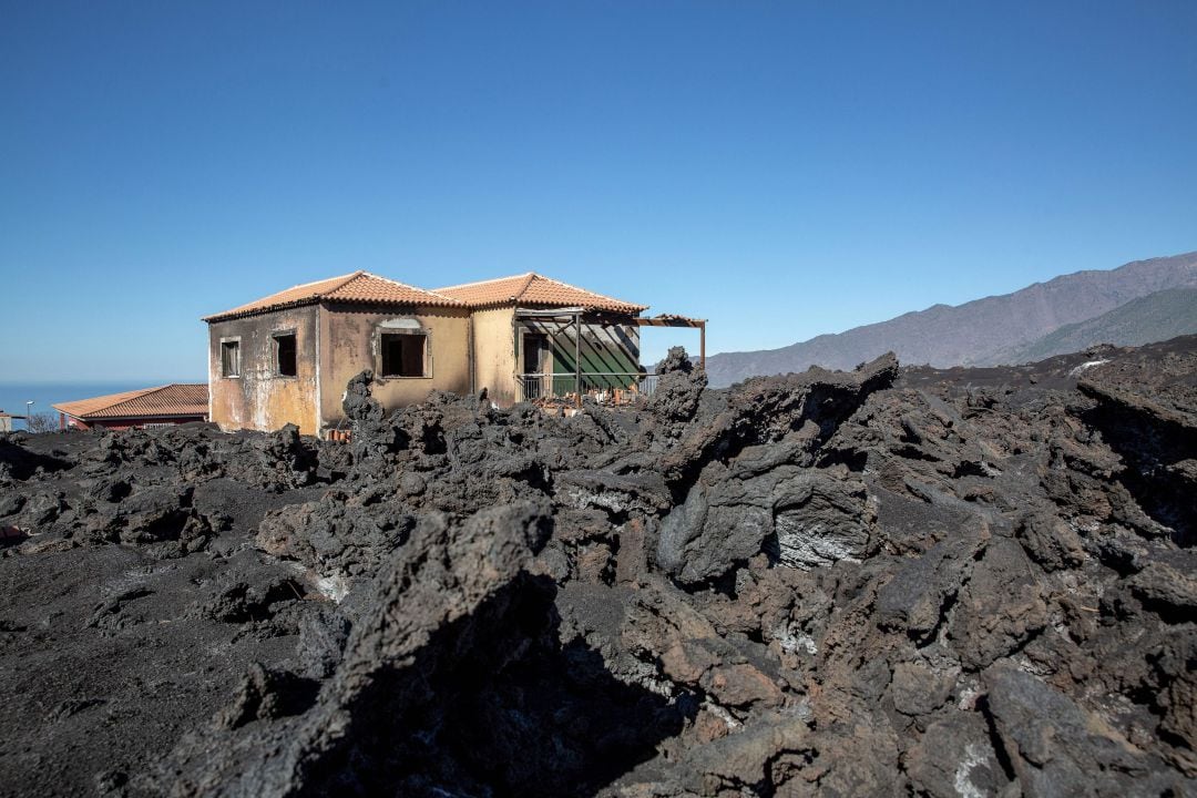 La reconstruccion de viviendas podrá ejecutarse en la misma parcela en que se ubiquen solo si resulta materialmente posible