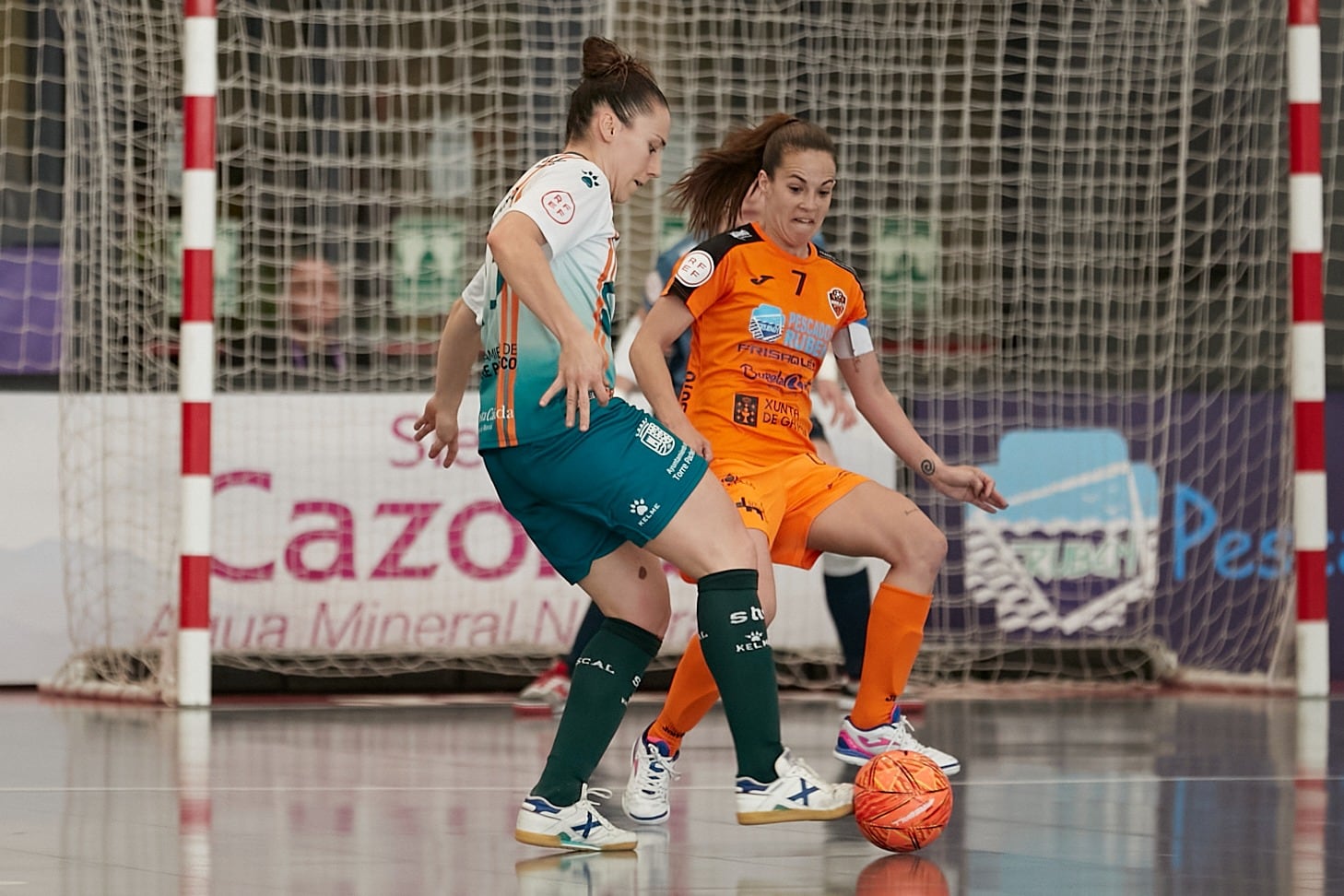 Noelia Montoro lucha el balón ante Peque