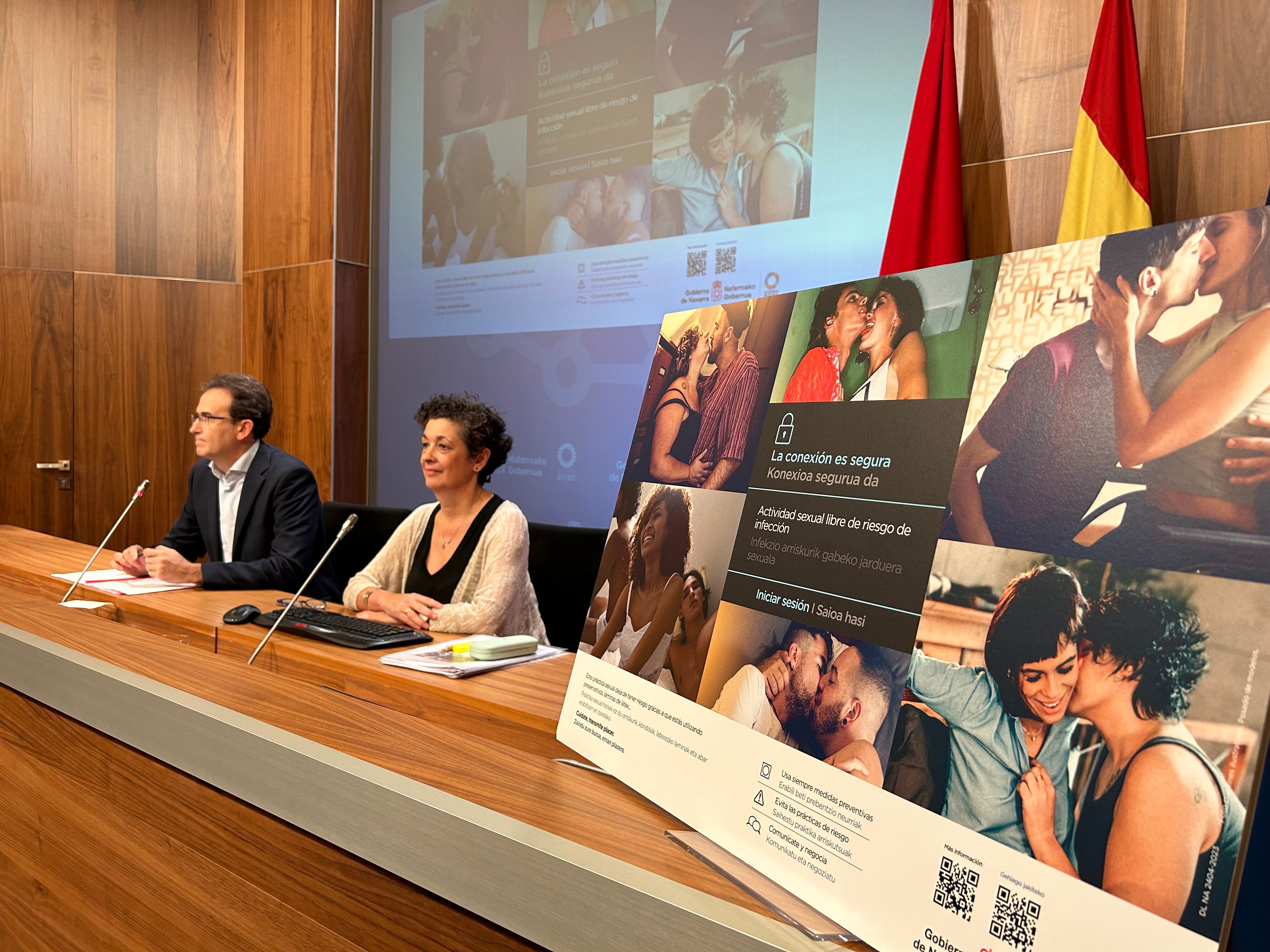 El director general de Salud, Antonio López Andrés, y la directora gerente del Instituto de Salud Pública y Laboral de Navarra, Mª Ángeles Nuin Villanueva, en la presentación de la campaña para la prevención de enfermedades de transmisión sexual.