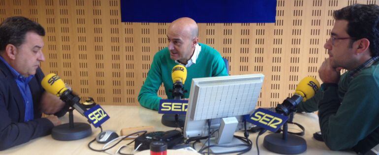 José Manuel Barrio, alcalde de Arroyo de la Encomienda, conversa con Carlos Flores (c) y Mario Alejandre (i) en los estudios de Radio Valladolid