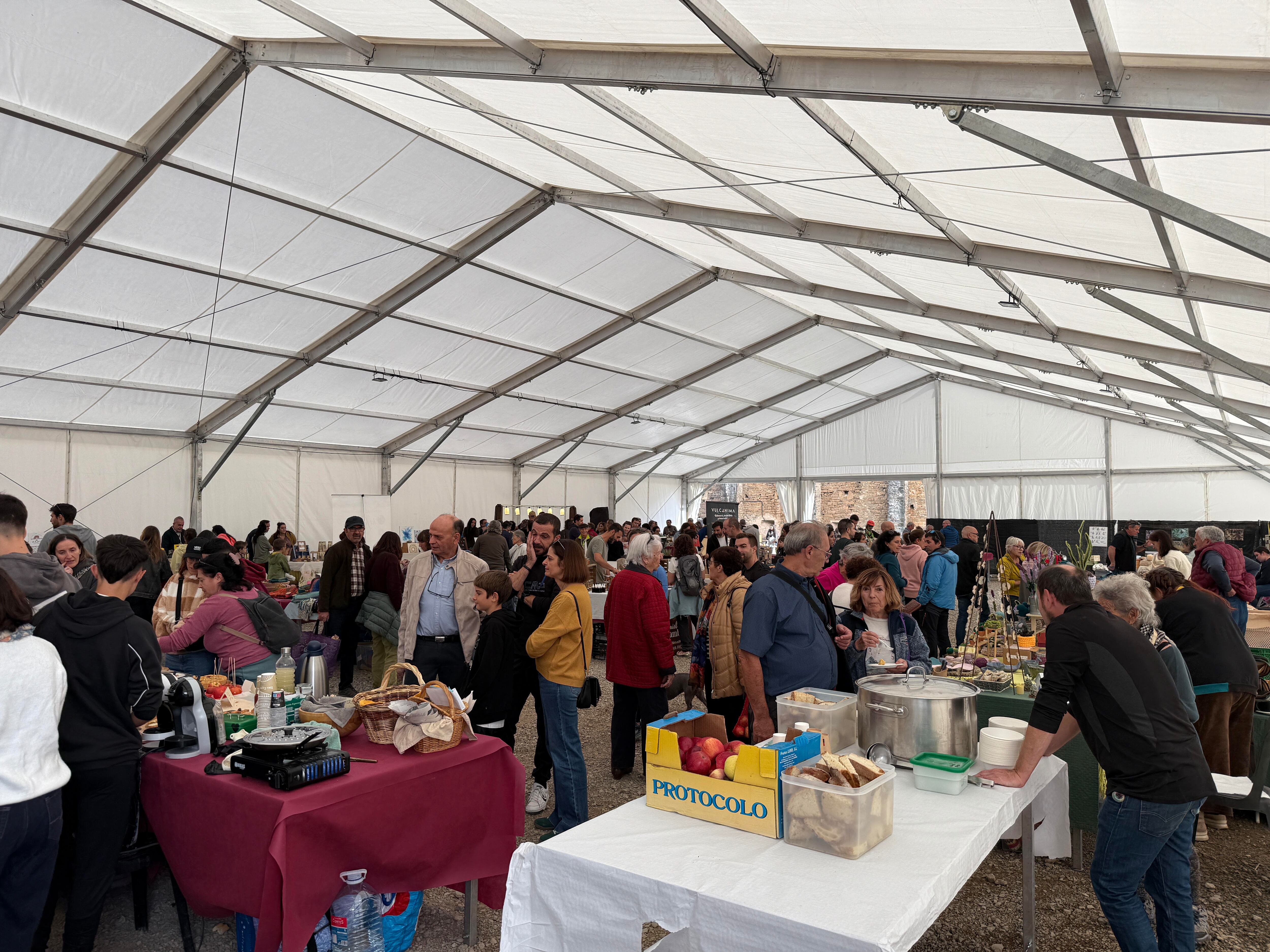 Buen ambiente con numeroso público en Follarasca