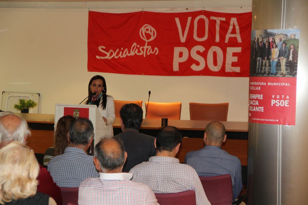 La exministra de vivienda socialista, Beatriz Corredor, se dirige a los vecinos de Cuéllar en el mitin central de campaña del PSOE en Cuéllar