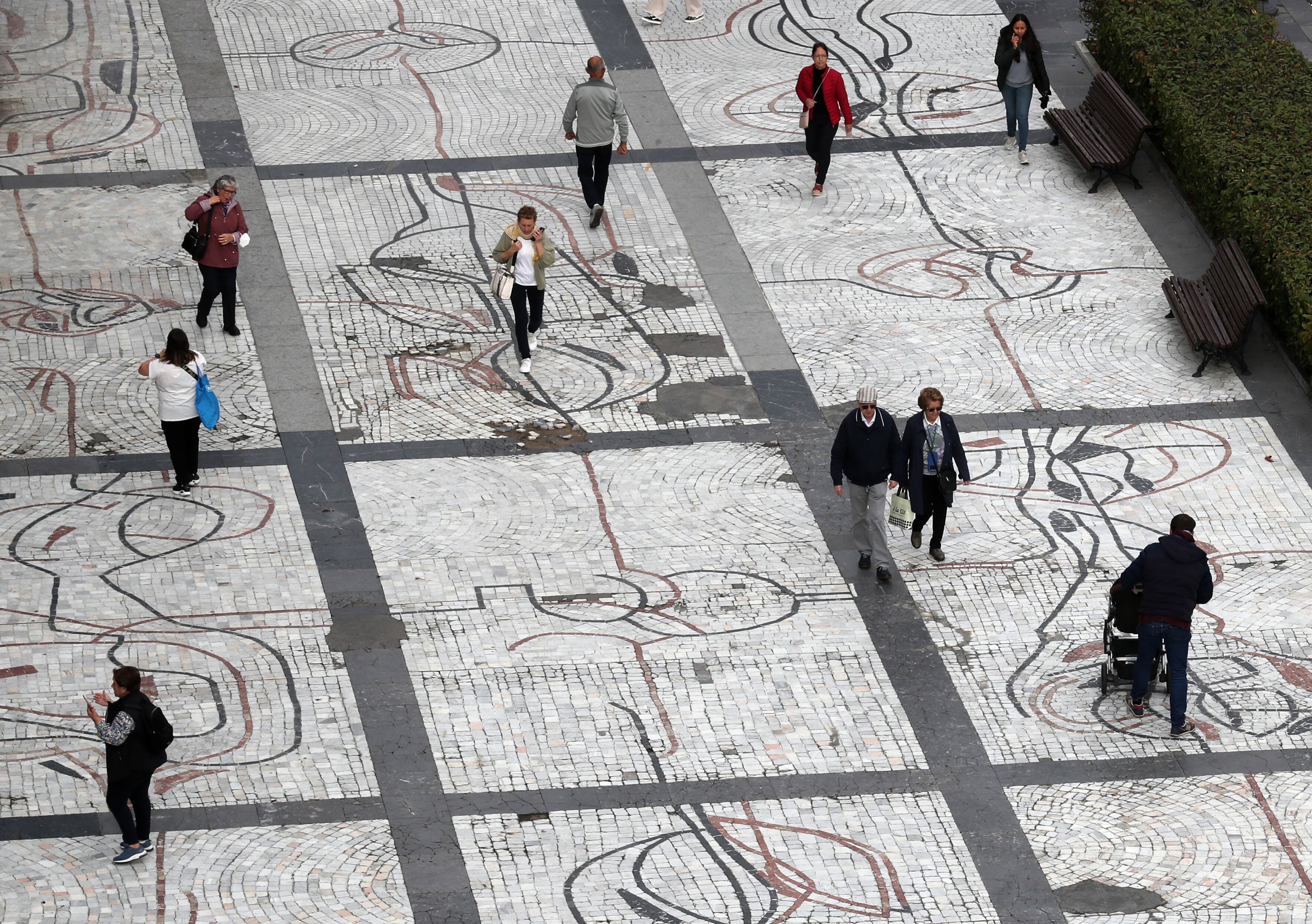 La proyección que hace el INE dibuja el envejecimiento de la población española, el aumento del número de los mayores de 65 años y cómo esa población apostará claramente por seguir viviendo en las ciudades.