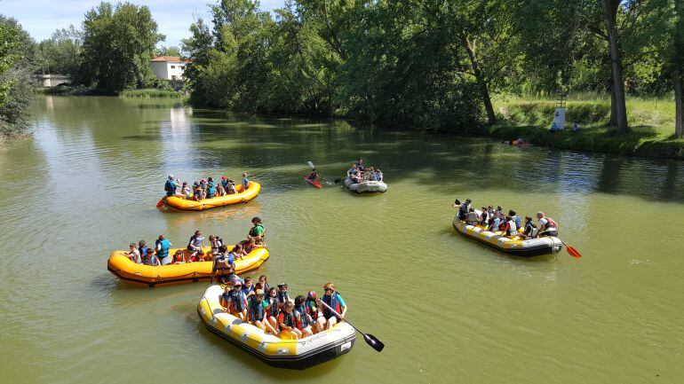 Los alumnos de infantil han recorrido un tramo del río Carrión en balsas