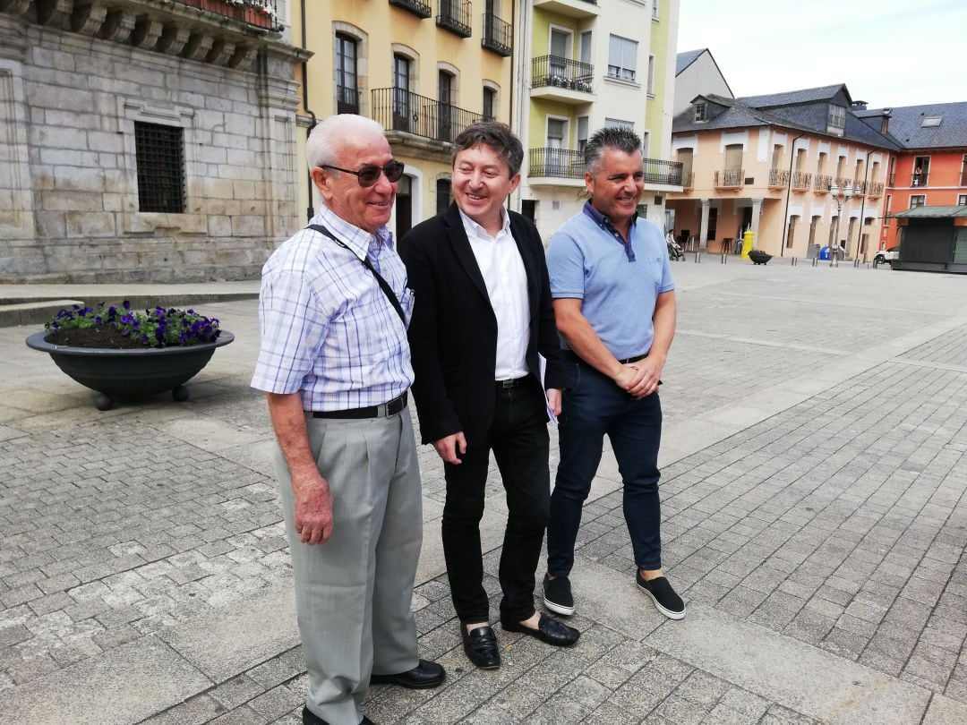 El portavoz de USE-Bierzo, Samuel Folgueral y el exconcejal Santiago Macías junto al hijo del exalcalde republicano, Francisco Puente Falagán