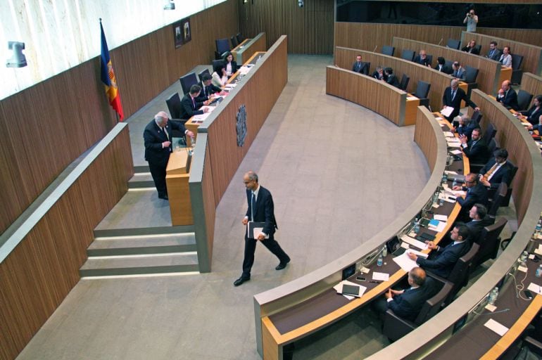 El cap de Govern dirigint-se cap a la tribuna d'oradors del Consell General al passat debat d'orientació política