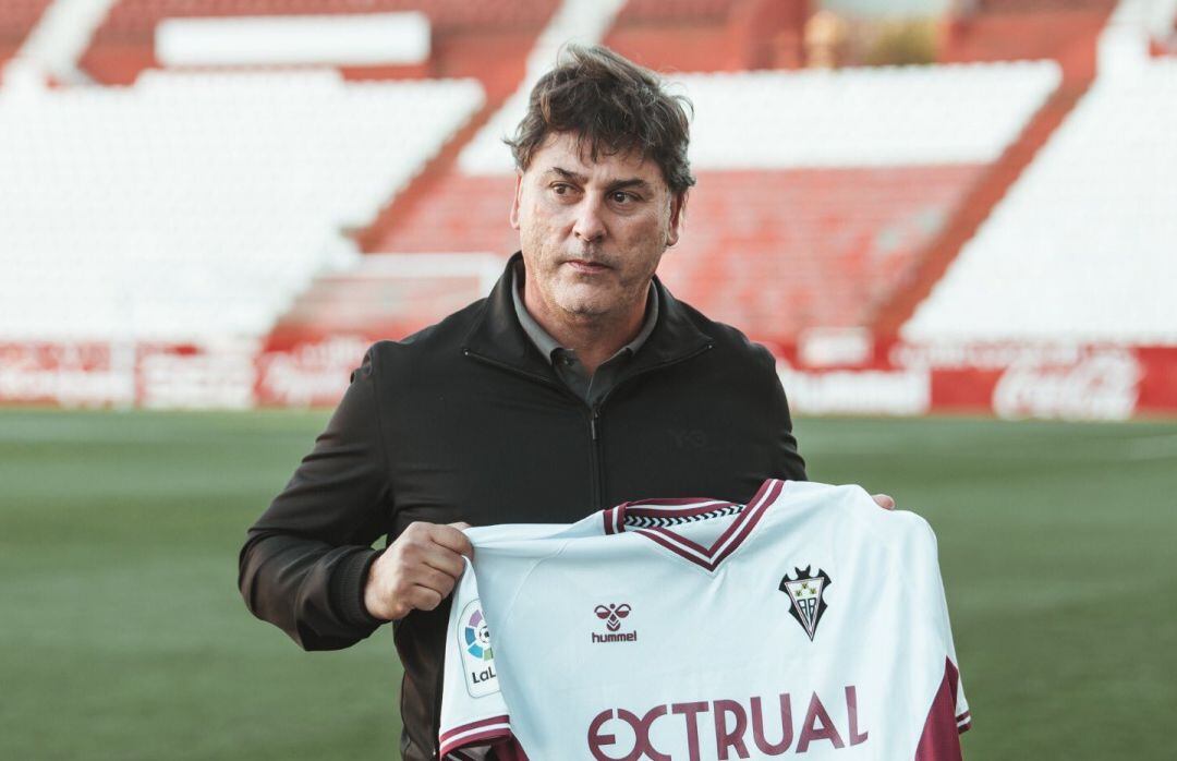 Alejandro Menéndez durante su presentación como nuevo entrenador del Albacete