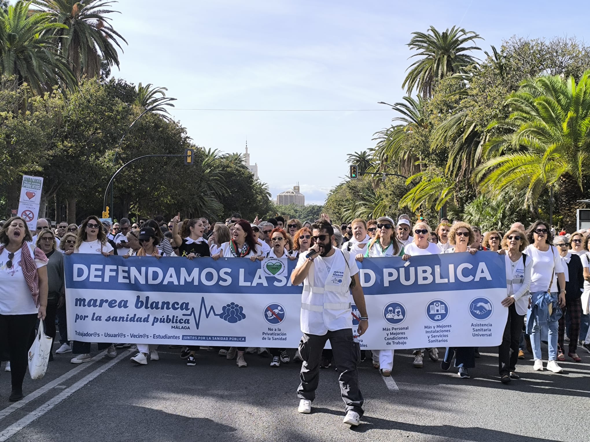 El portavoz de Marea Blanca en Málaga, Alberto Mateos ( en primer plano) durante la manifestación convocada por la Plataforma el pasado 9 de noviembre