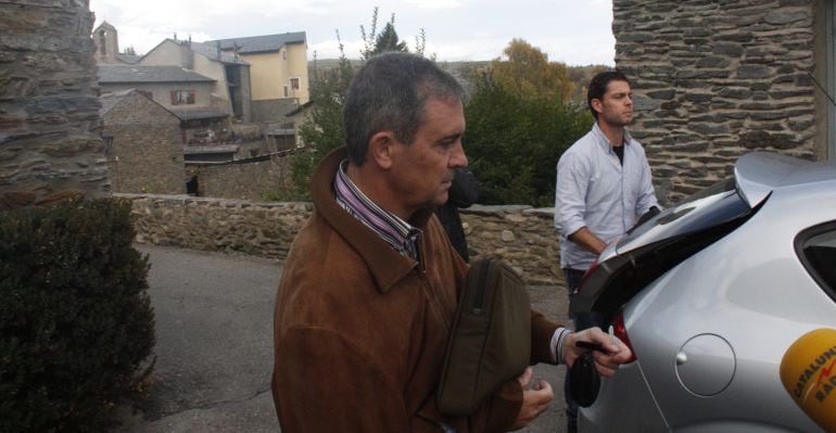 Jordi Pujol Ferrussala se dirige al coche de la Policía Nacional tras el registro en su casa de Bolvir.