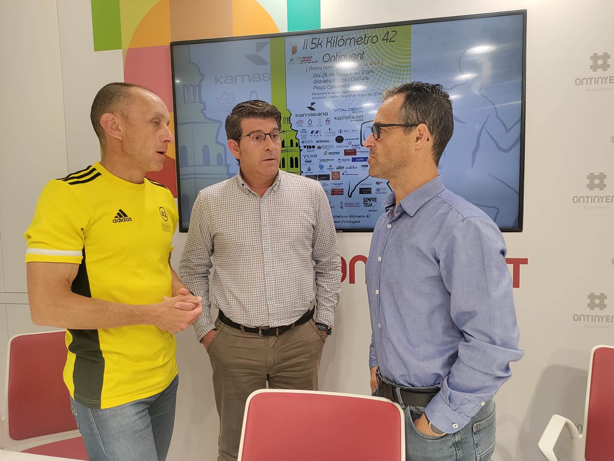 Ximo Mollà, Jorge Rodríguez i Ferrán Gandia durant la presentació del 5K Kilómetro 42 Ontinyent