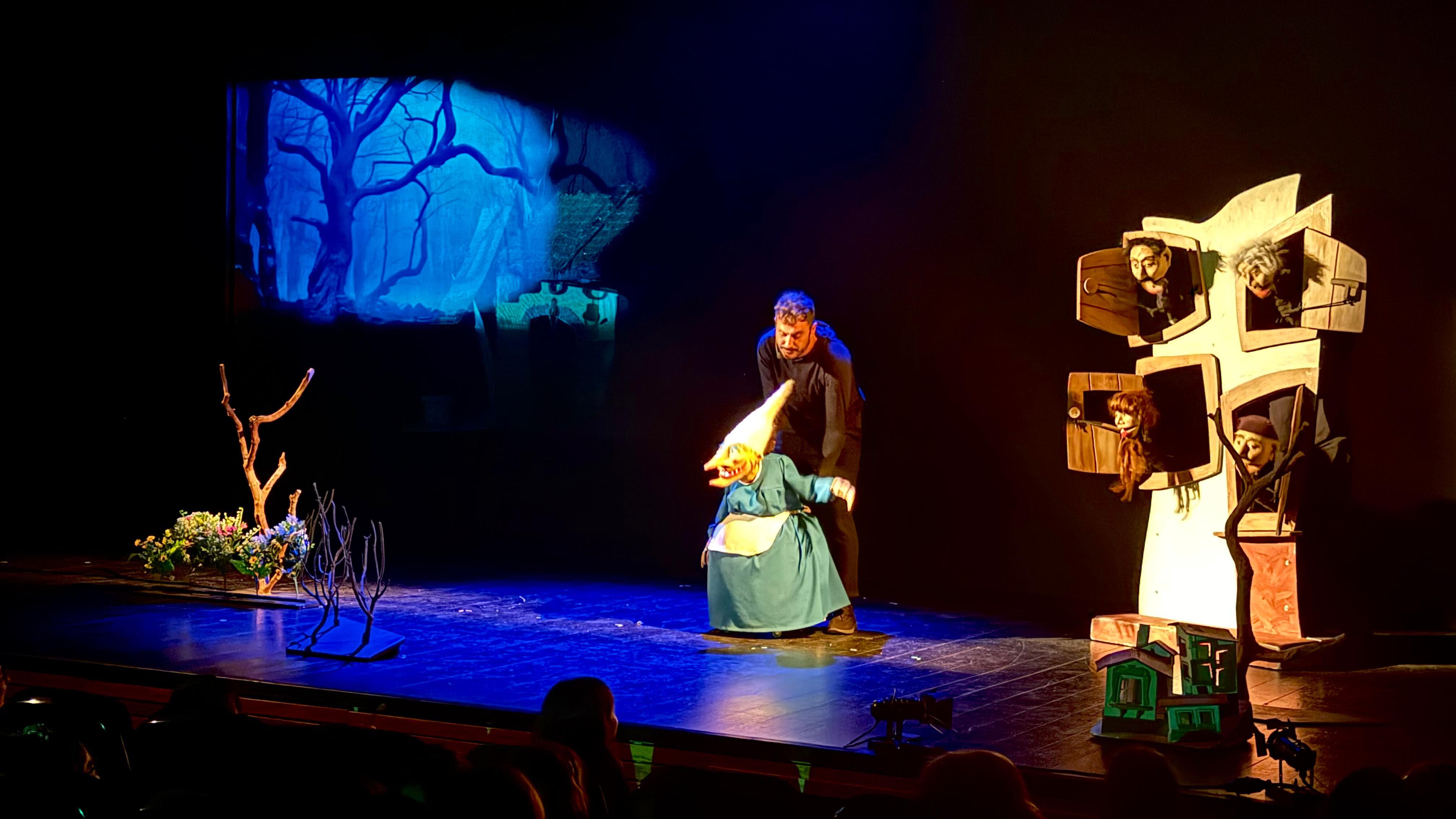 Espectáculo de títeres Bruja Rechinadientes en Menudo Teatro