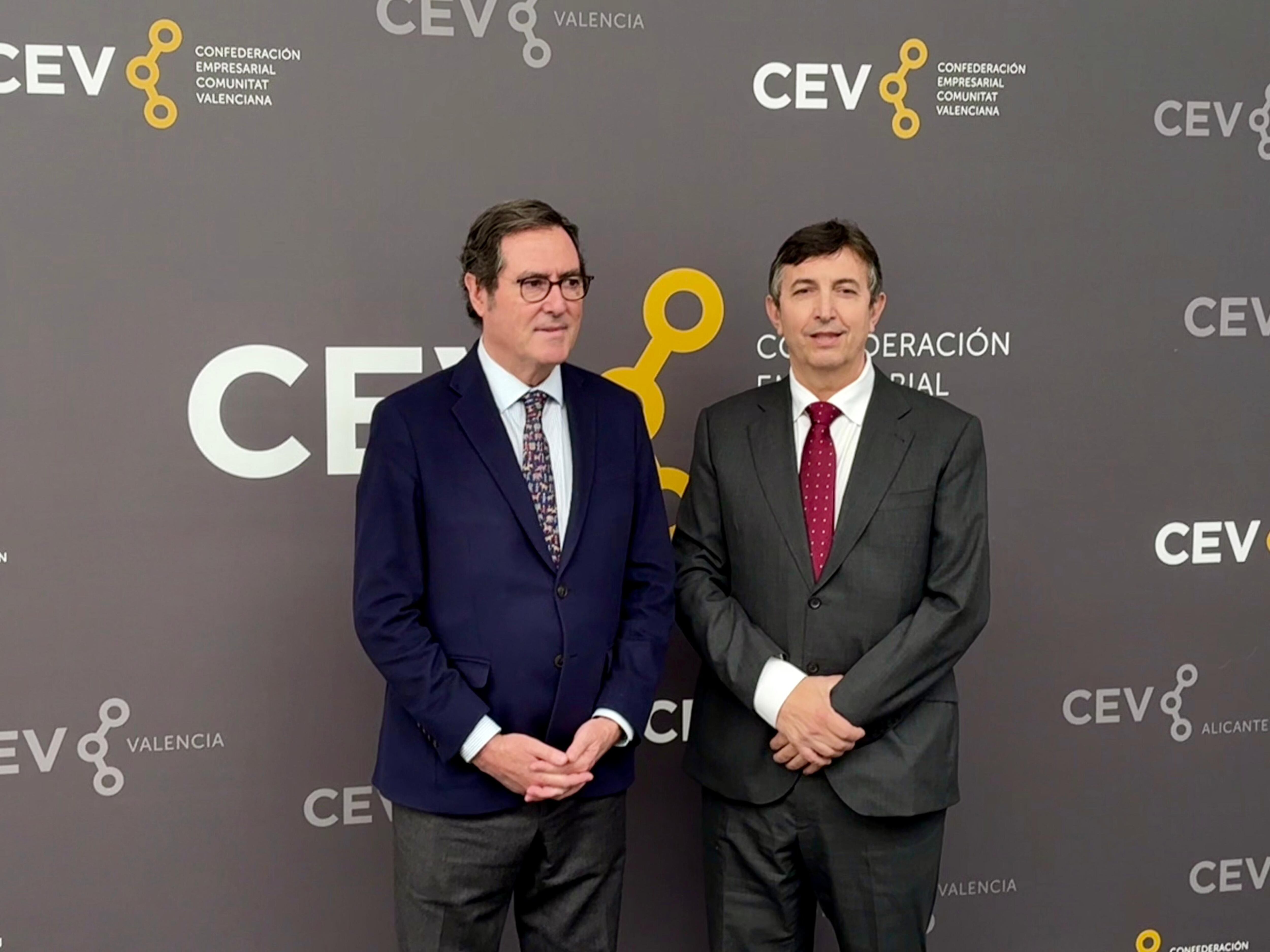 El presidente de CEOE, Antonio Garamendi, junto al presidente de la Confederación Empresarial de la Comunidad Valenciana (CEV), Vicente Lafuente