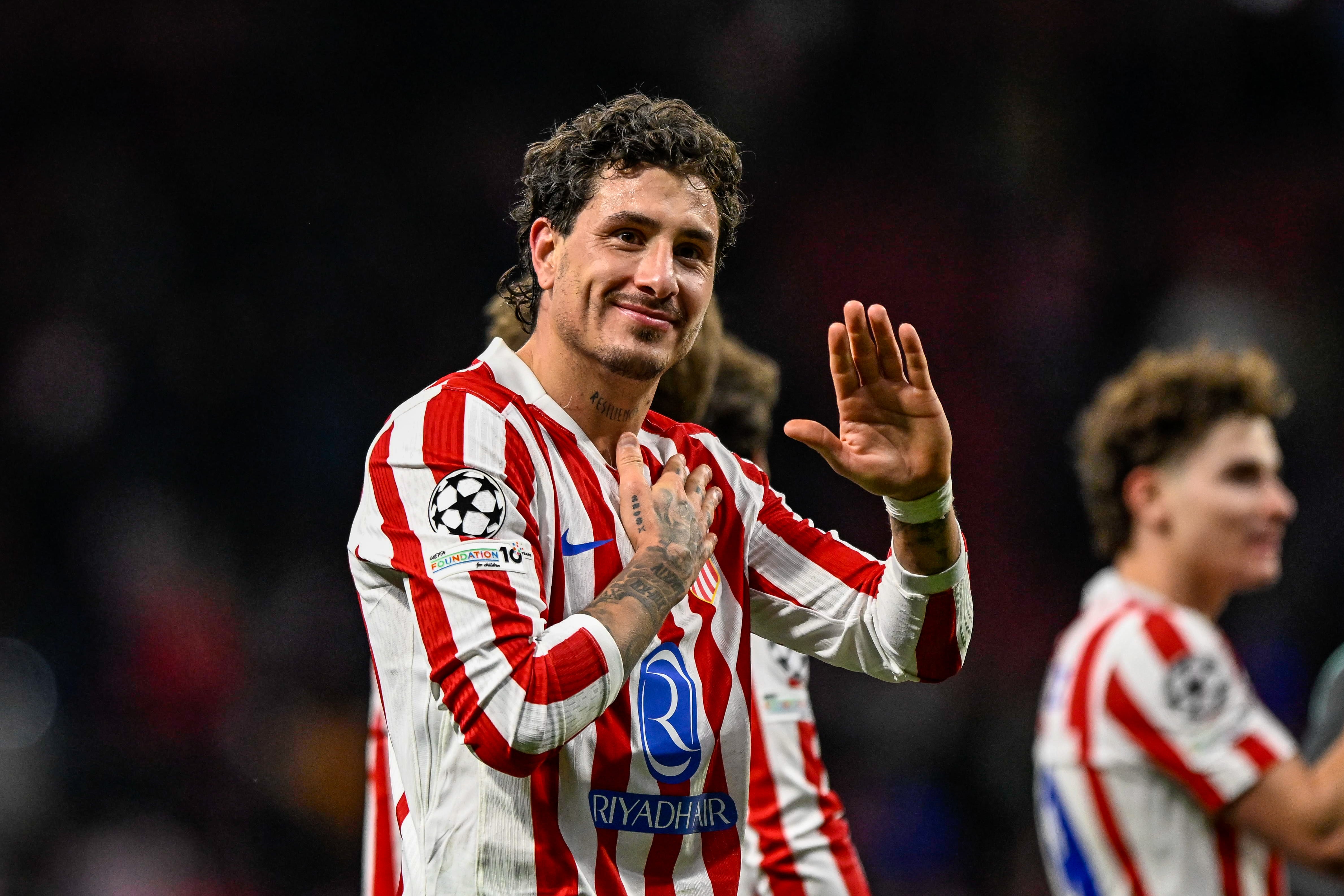 José María Giménez saluda al Metropolitano tras el Atlético-Inter de Champions