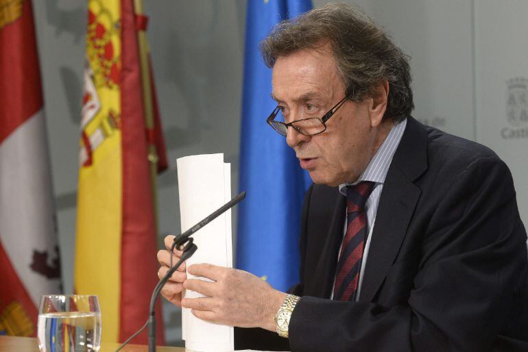 GRA168. VALLADOLID, 30/10/2014.- El consejero de Presidencia y portavoz de la Junta de Castilla y León, José Antonio de Santiago-Juárez, durante la rueda de prensa ofrecida tras la reunión del Consejo de Gobierno en la que ha informado sobre el informe presentado hoy por el interventor general del gobierno regional sobre los contratos y subvenciones que, directa o indirectamente, la Junta de Castilla y León haya podido tener con la empresa Cofely, implicada en la &quot;Operación Púnica&quot;. EFE/NACHO GALLEGO