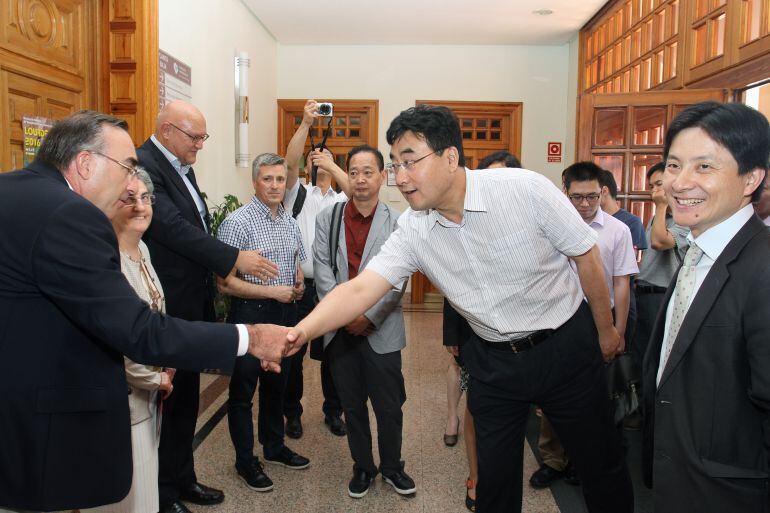 Funcionarios chinos saludan a los responsables del centro de las Hermanas Hospitalarias