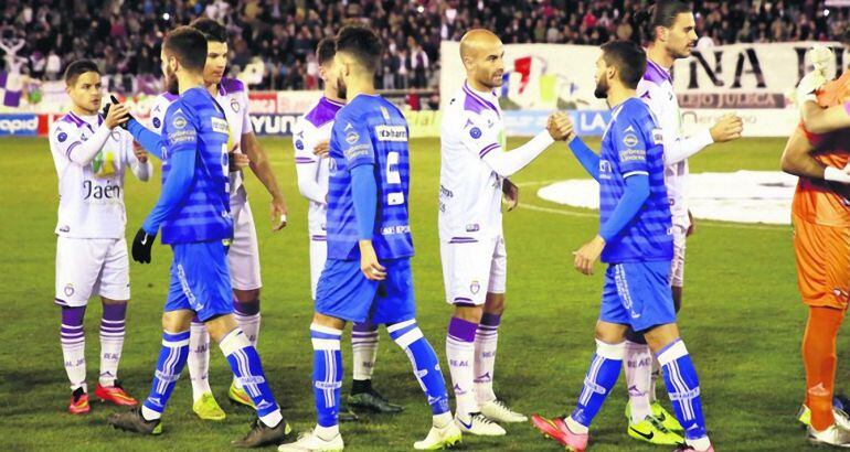 Los jugadores del Real Ja&eacute;n y del Linares Deportivo se saludan en un derbi anterior