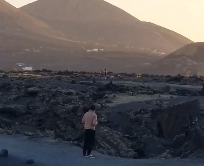 Un turista pilotando un dron en el &#039;Volcán del Cuervo?, zona ZEPA de Lanzarote.