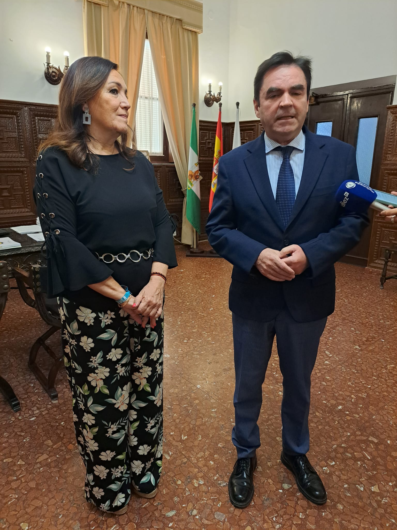 Catalina Madueño y Miguel Moreno en la alcaldía de Porcuna.