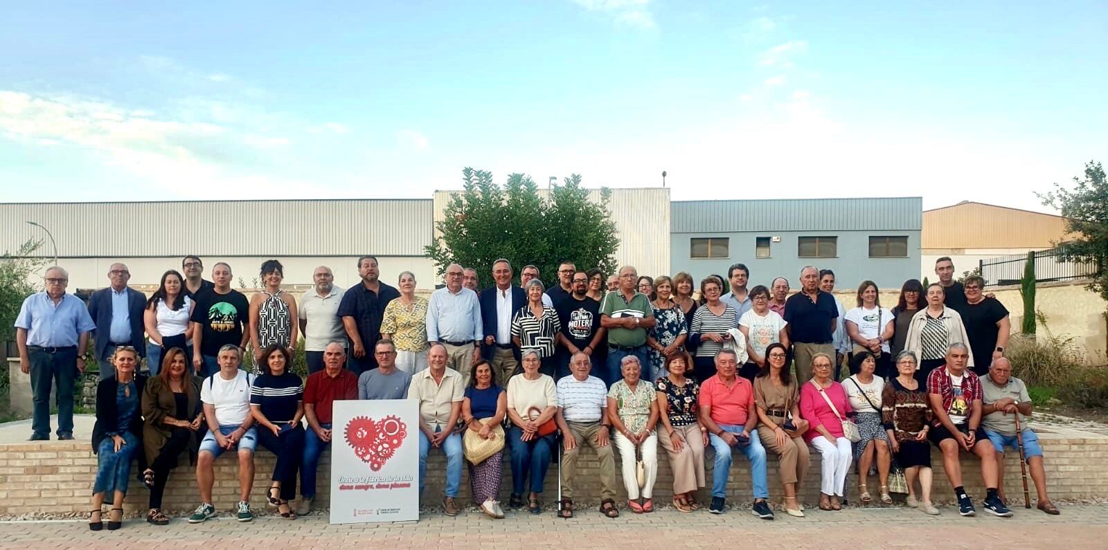 Foto de familia de los 45 vecinos y vecinas de Montaverner homenajeados por sus más de 15 donaciones de sangre