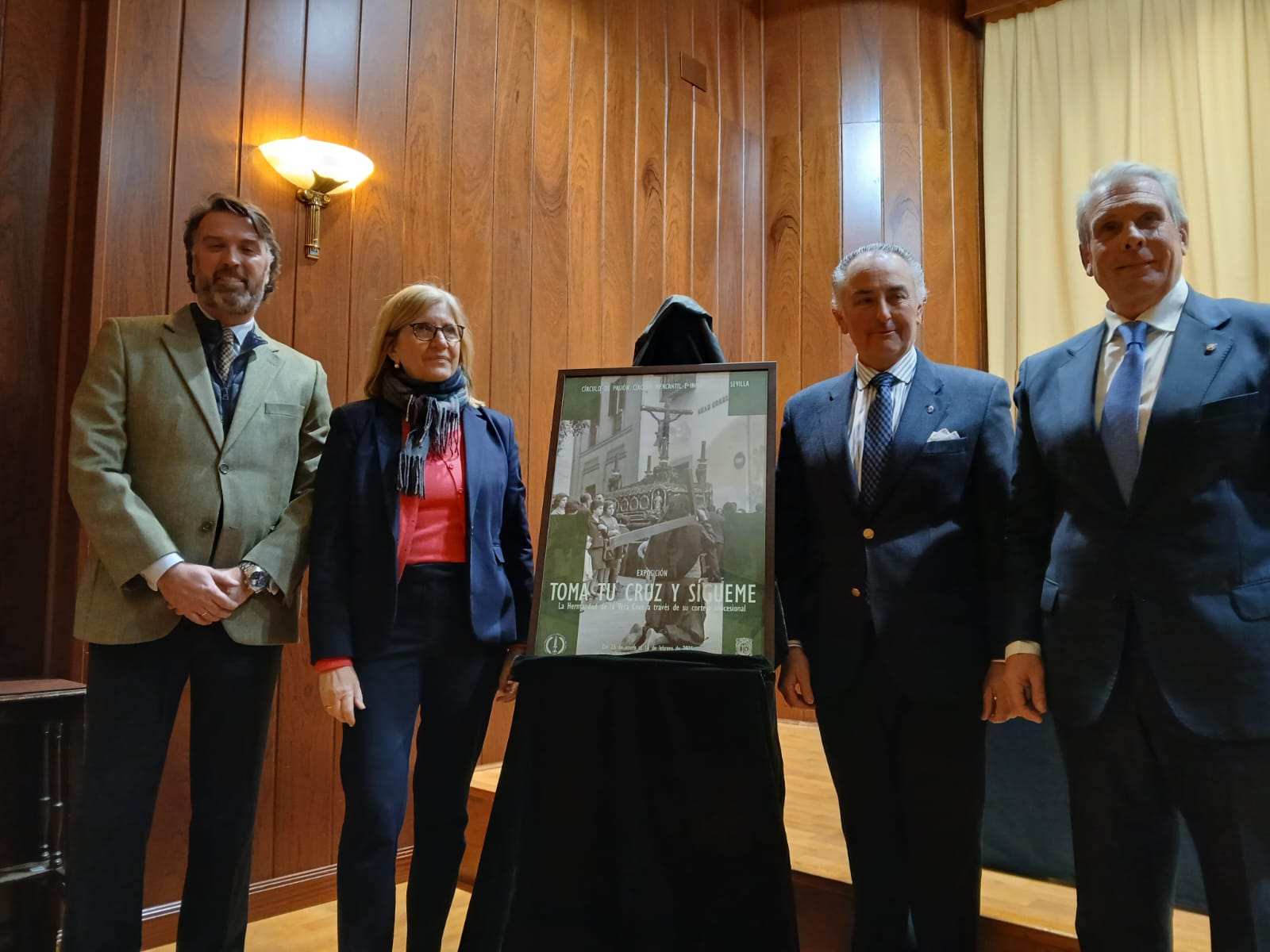 De izquierda a derecha, en torno al cartel de la exposición dedicada a la Vera Cruz, Benjamín Domínguez, comisario de la muestra; Amidea Navarro, delegada del Casco Antiguo; José María Tortajada, hermano mayor de la cofradía del Lunes Santo; y José María González Mesa, presidente de Círculo Mercantil