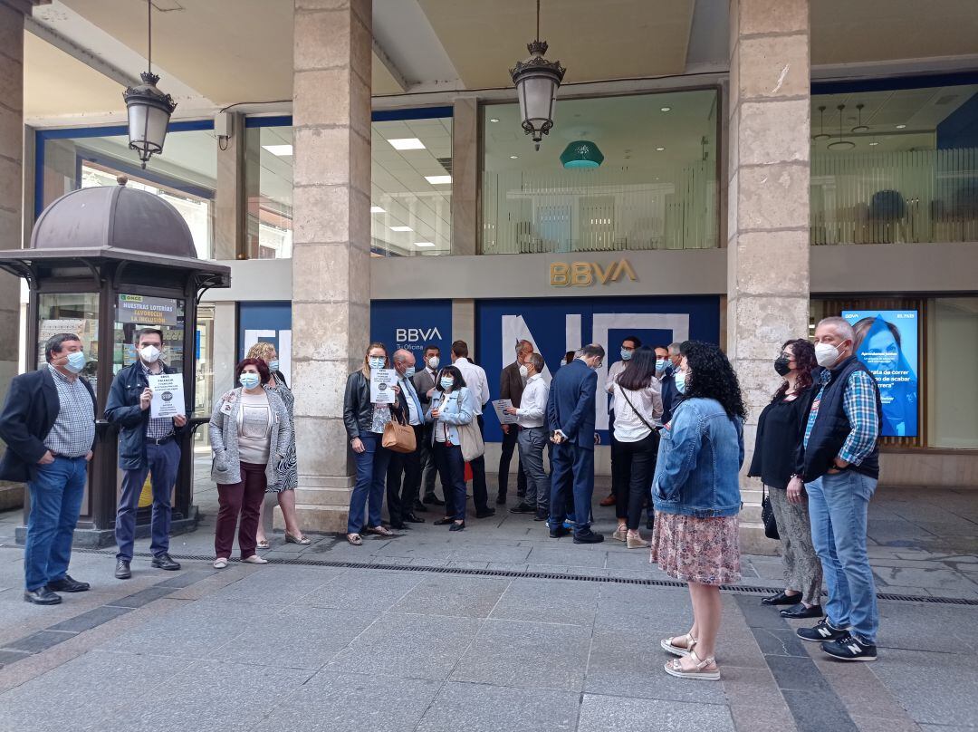 Los trabajadores del BBVA se han concentrado ante la oficina de Cuatro Cantones