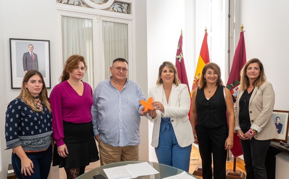 La alcaldesa de Cartagena, Noelia Arroyo, y el presidente de Proyecto Abraham, Juan Antonio Conesa, junto a miembros del equipo de Gobierno y de la entidad social