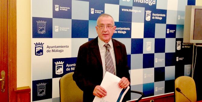 El concejal Carlos Hernández Pezzi en la sala de prensa del Ayuntamiento de Málaga