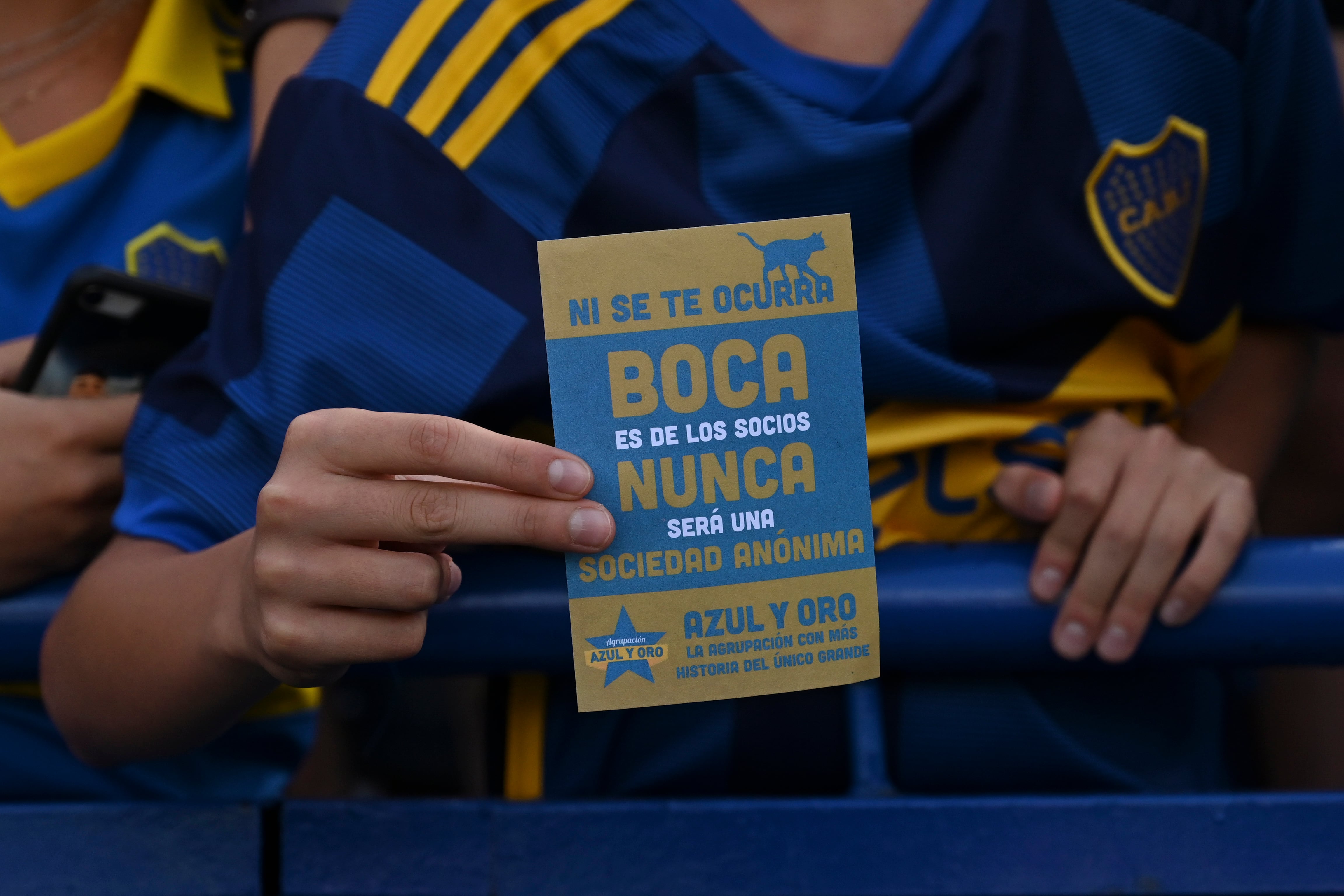 Un aficionado muestra un cartel contra la privatización de los clubes argentinos durante un Boca Juniors-Newell&#039;s