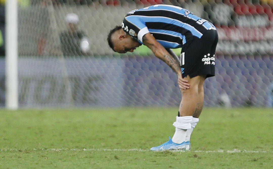 Everton, del Gremio, durante el partido en el que su equipo fue goleado por el Flamengo.