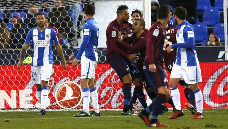 Bebé celebra con Pedro León el gol del empate en Butarque