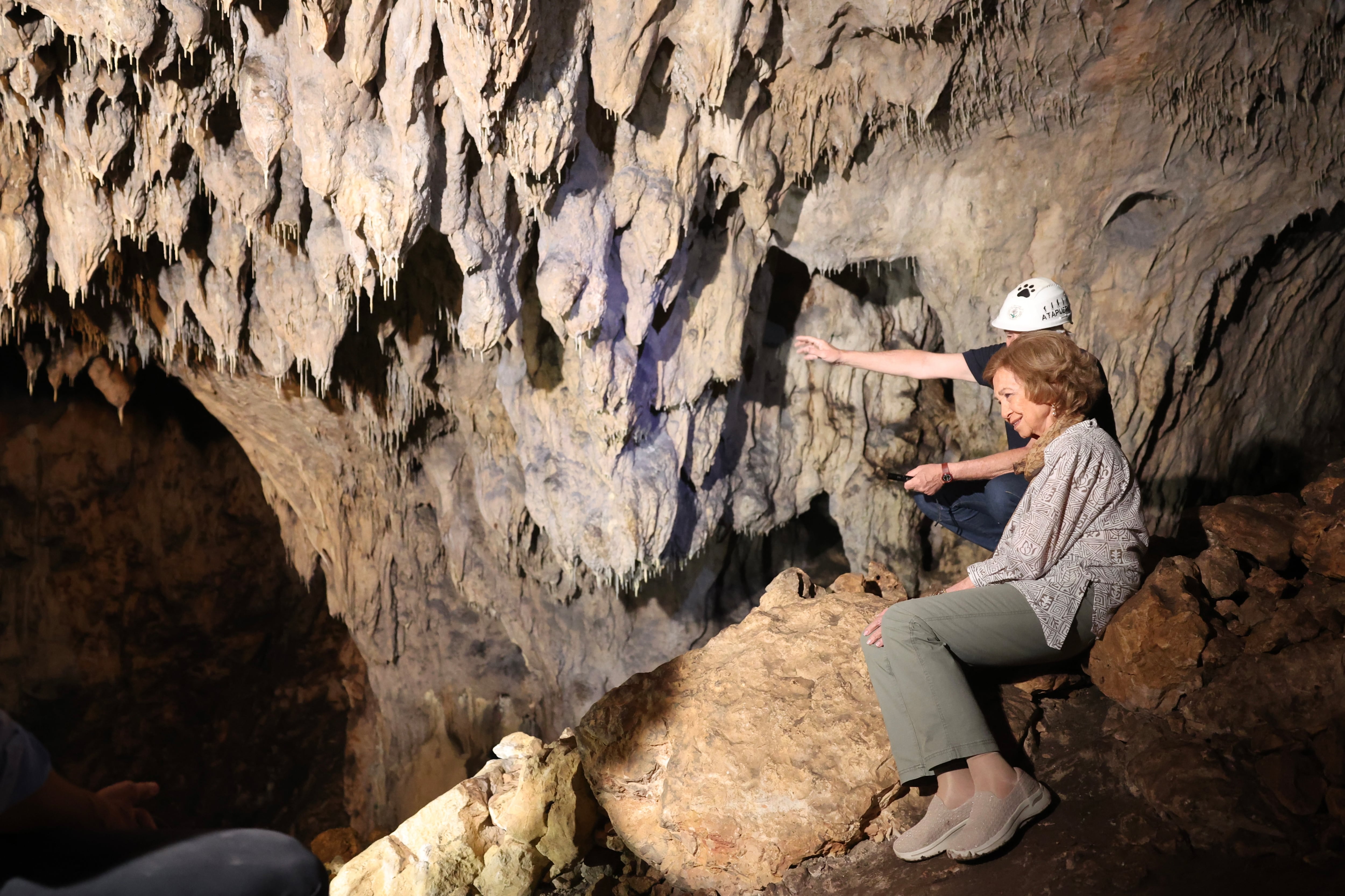 La visita de S.M. la Reina Doña Sofía resalta su compromiso con la preservación y promoción del patrimonio arqueológico