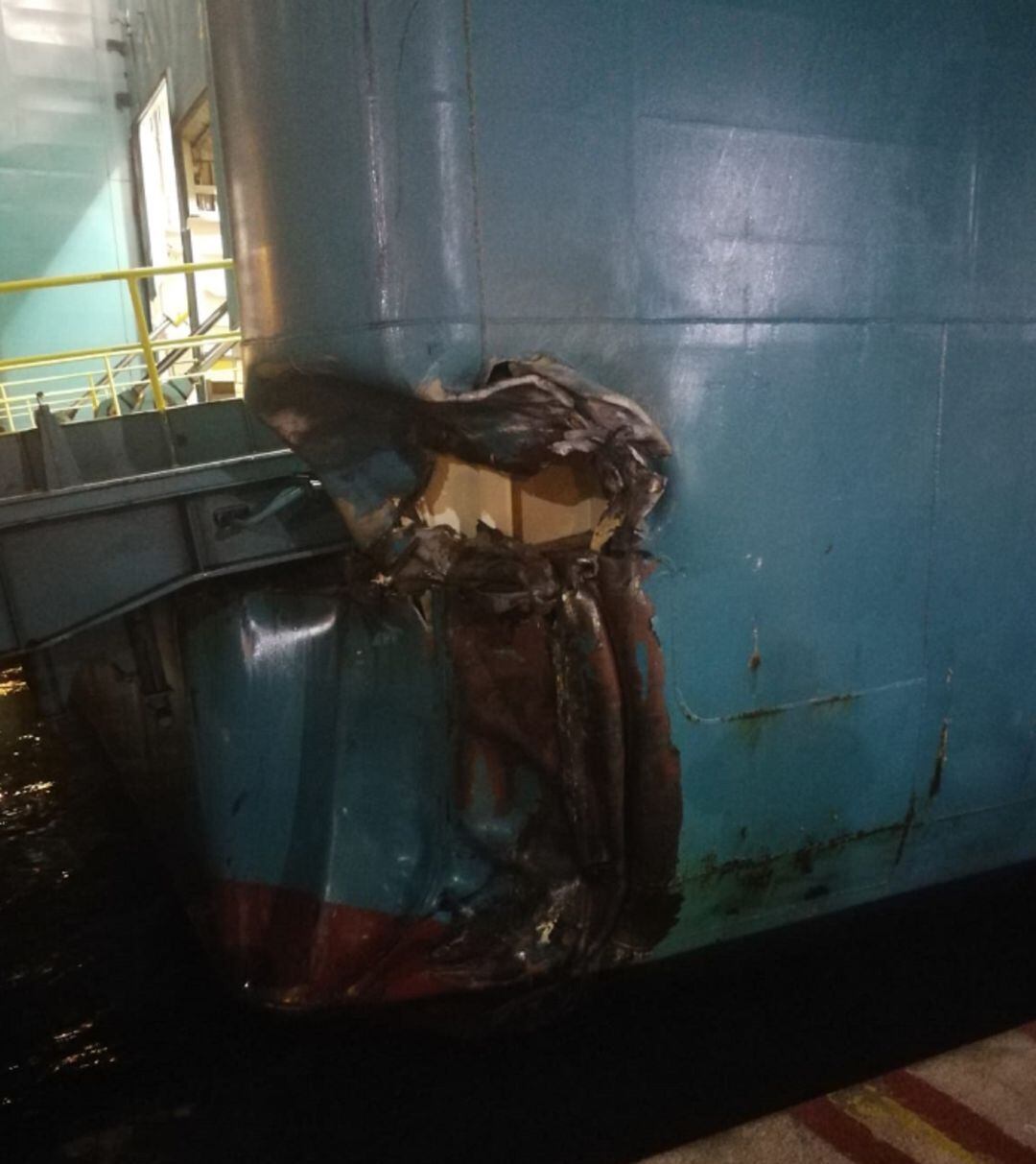 Imagen del buque tras el impacto contra el muelle del puerto de Ibiza