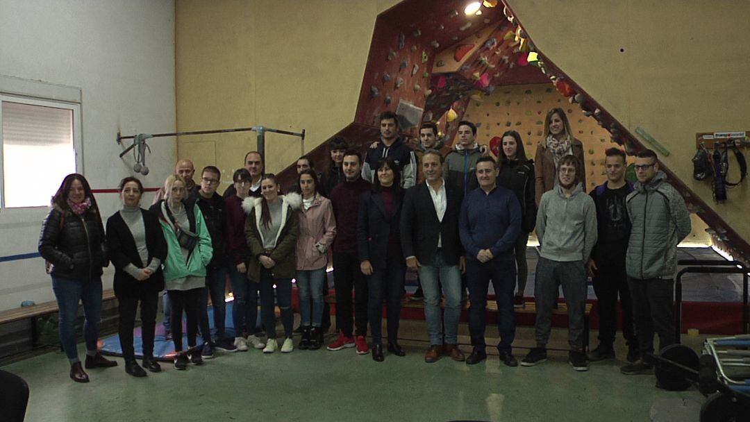 El alcalde de Cazorla, Antonio J.Rodríguez, junto a la direcotra de la Escuela Taller, Mari Carmen Muñoz, el concejla de empleo, Manuel Gómez y los quince alumnos que se formaran durante 2019