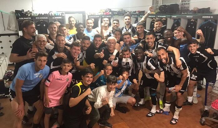 La plantilla celebra el triunfo