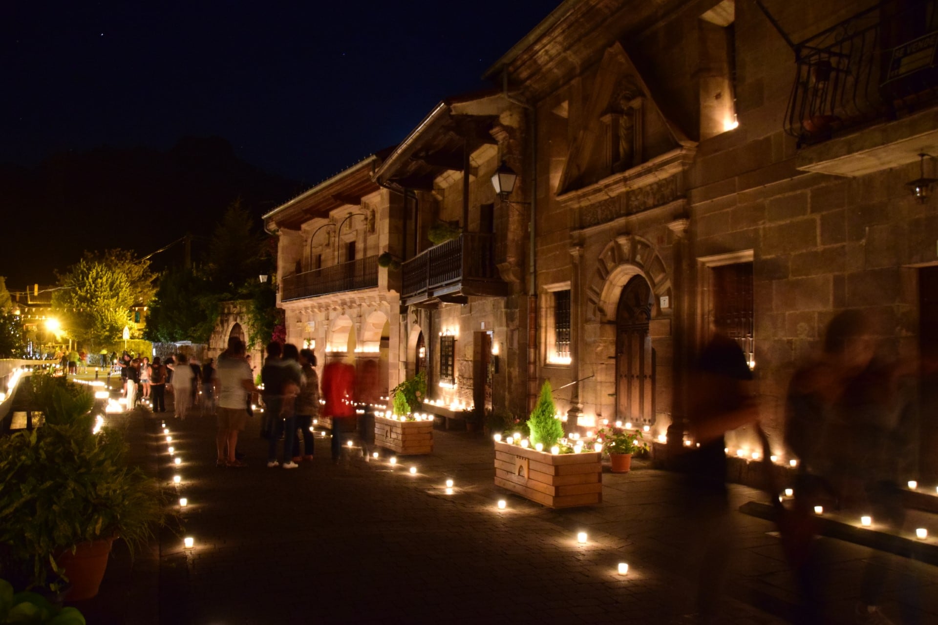 El pueblo de Riocorvo a la luz de las velas.