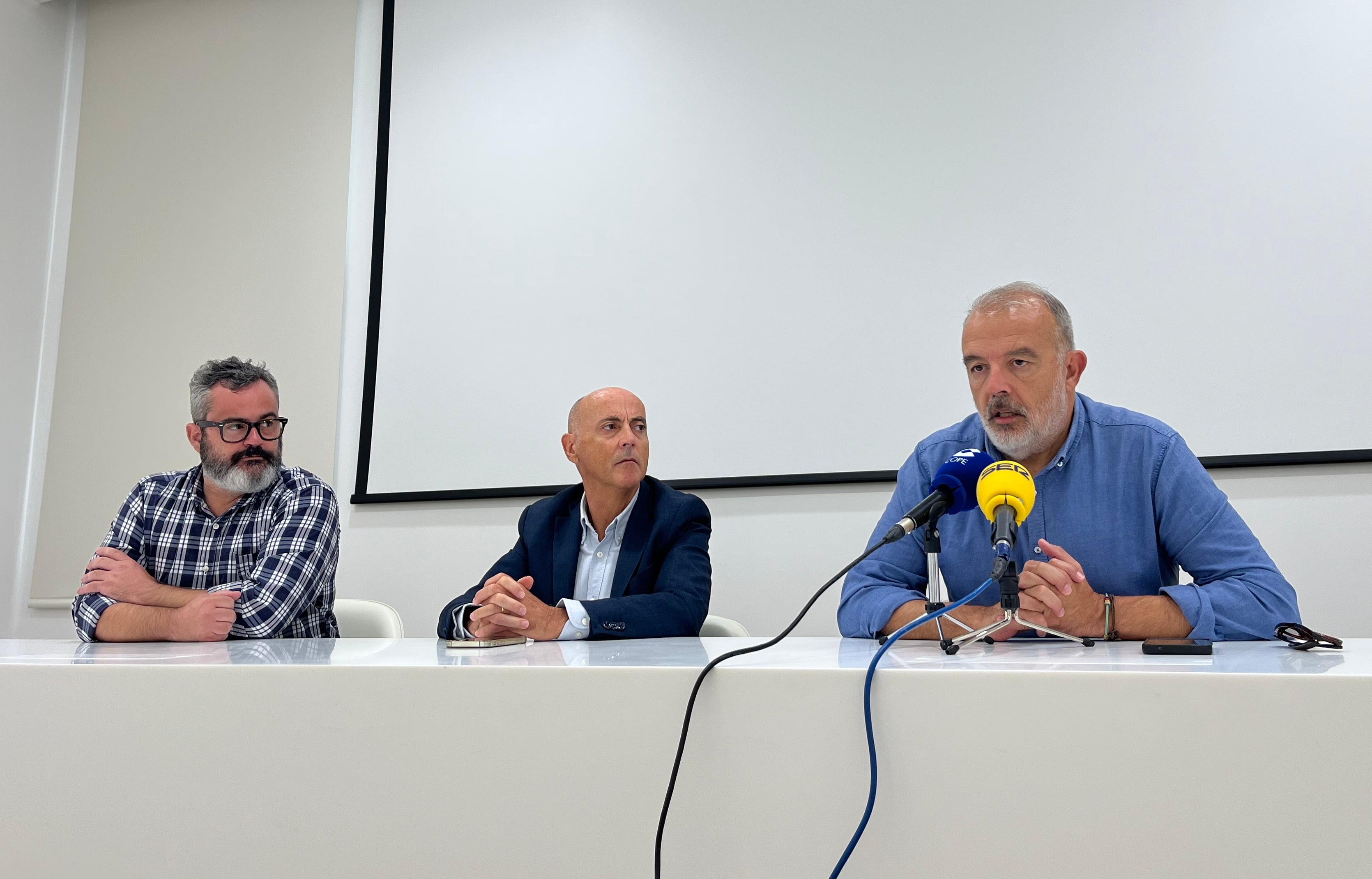 Raül Llopis, edil de Seguridad; Rafa Olcina, de Mutua Levante, y Jordi Martínez, edil de Movilidad, presentando las actividades con motivo de la Semana de la Movilidad.