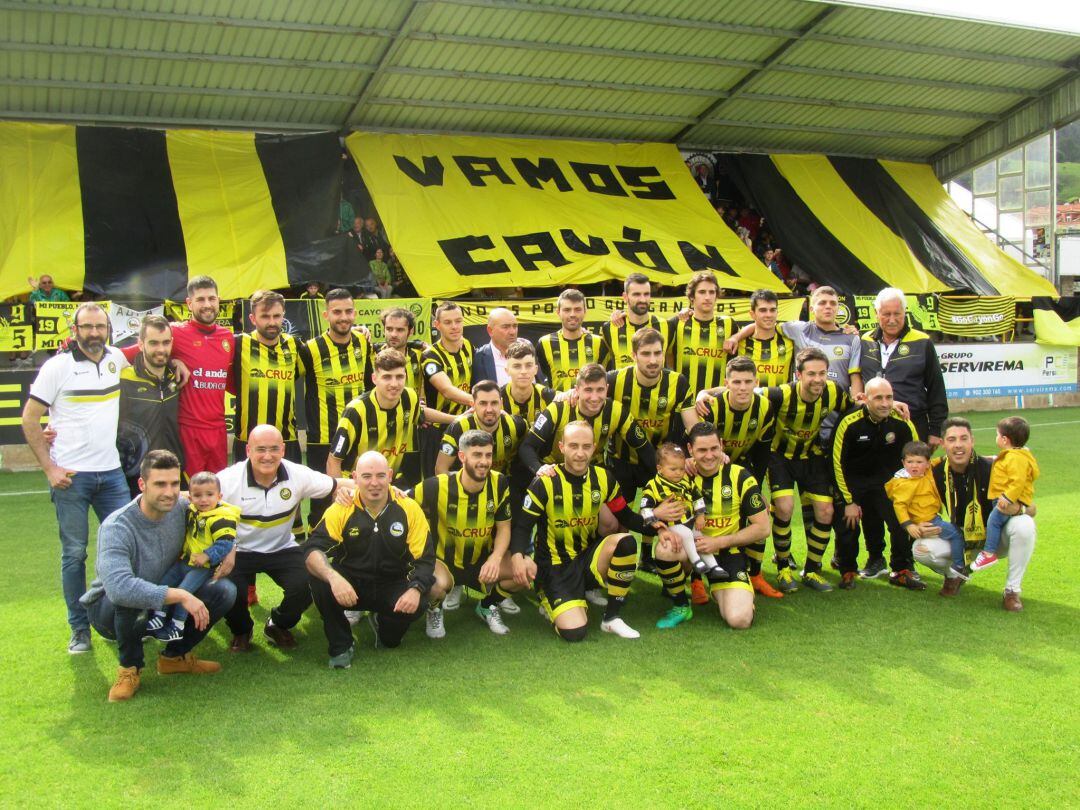 Los jugadores del Cayón posan antes del partido de ida
