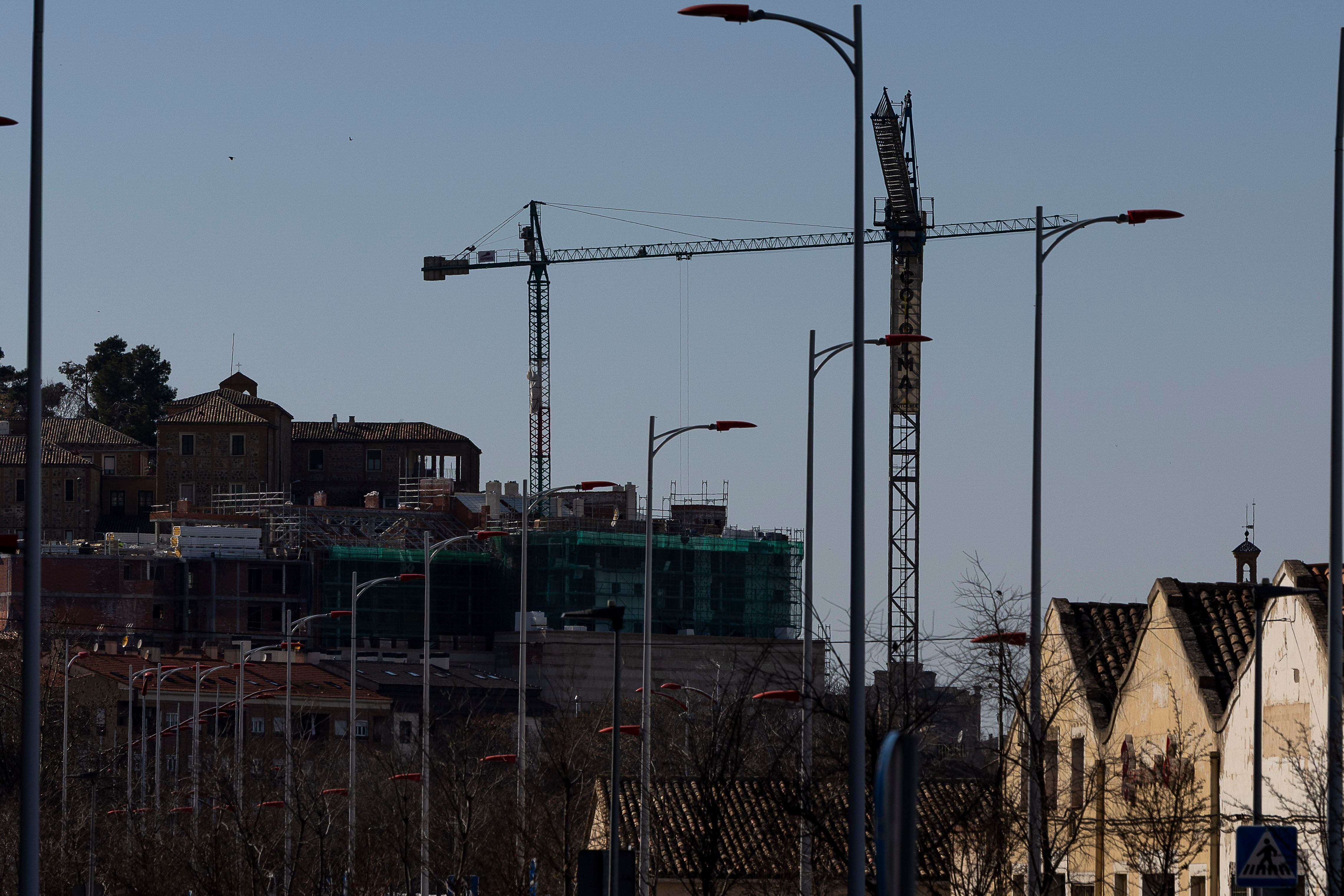 TOLEDO, 01/03/2026.- El presidente de la Federación Regional de Empresas Constructoras de Castilla-La Mancha (Fereco), Manuel Carmona, desgrana en una entrevista con la Agencia EFE las soluciones que proponen para afrontar la crisis de vivienda en Castilla-La Mancha, que en los próximos cuatro años calcula que necesitará 40.000 nuevas viviendas. En la imagen, viviendas en construcción en Toledo. EFE/Ismael Herrero