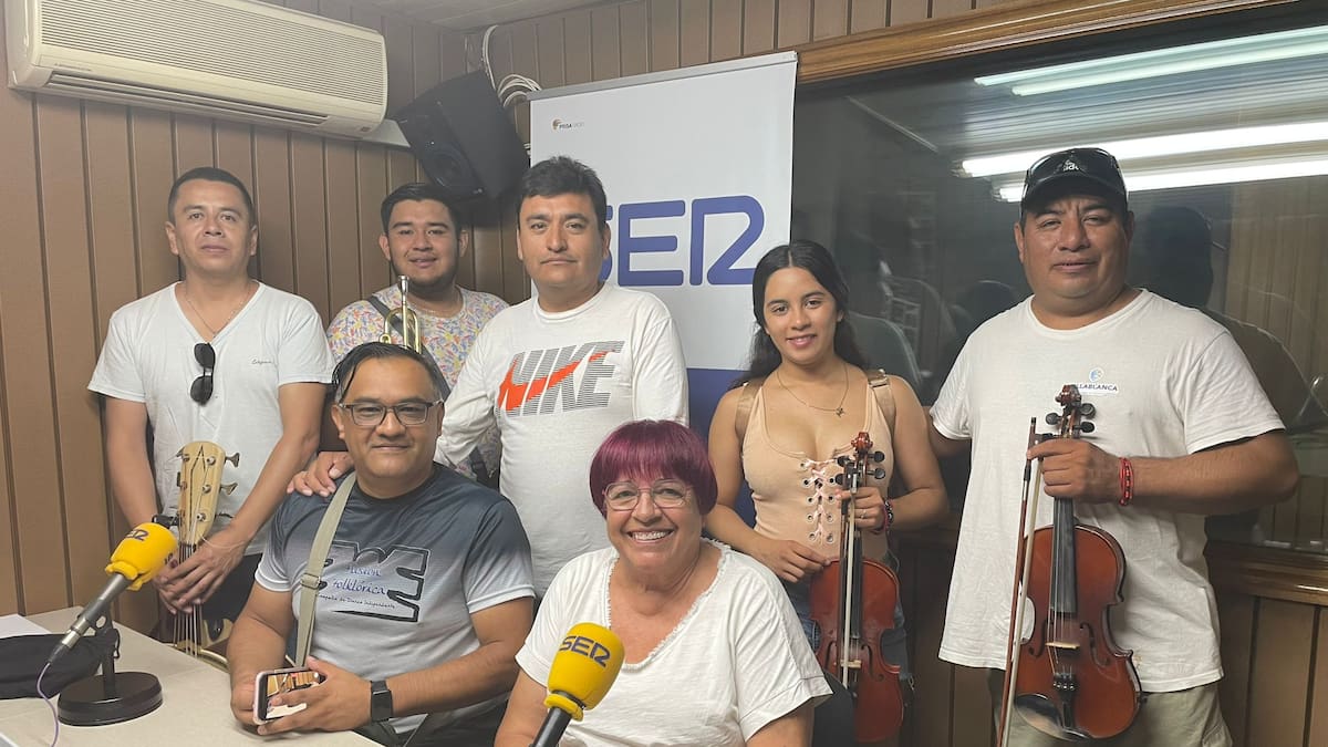 Grupo de Mariachis con Angelita Ferrandiz