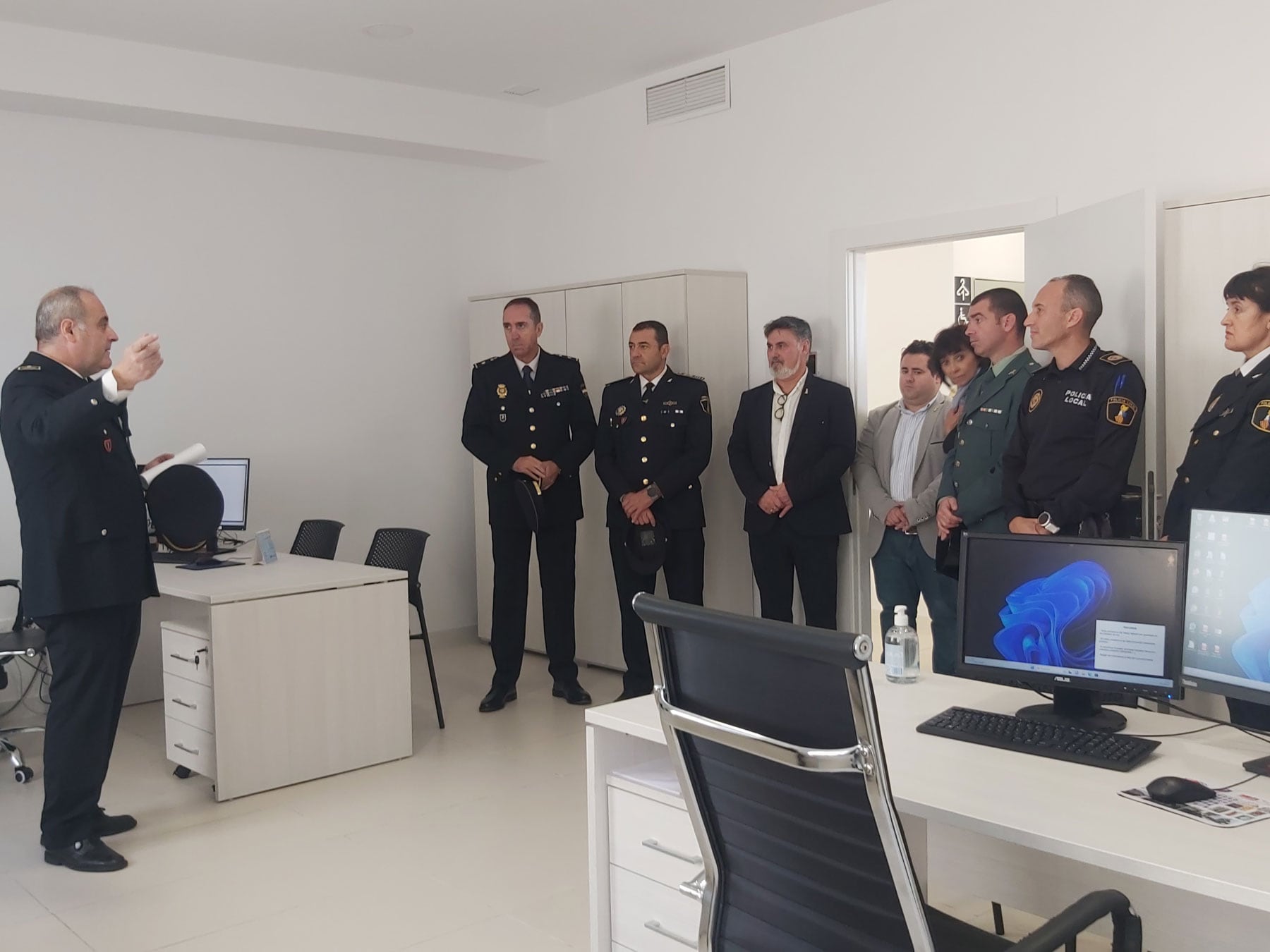 Un instante de la visita a las nuevas dependencias de la Policía Local de Muro