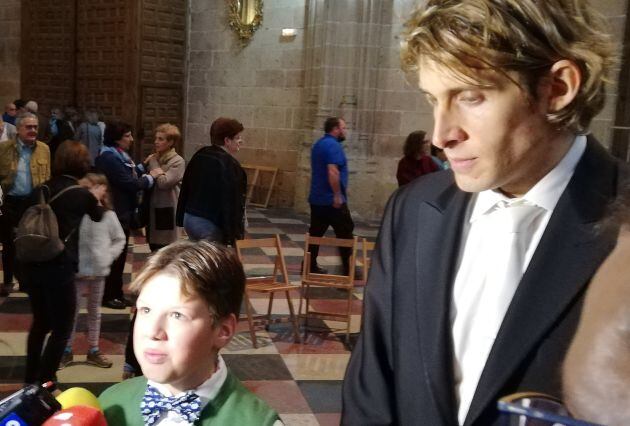 Pedro Cuadrdado (izquierda), voz isolista; y Francisco Cabanillas, director de la interpretación del Villancico de este año